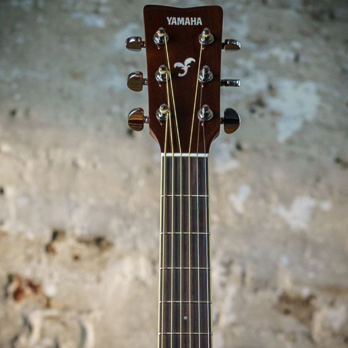 Yamaha FG TA TransAcoustic Guitar Vintage Tint, headstock closeup