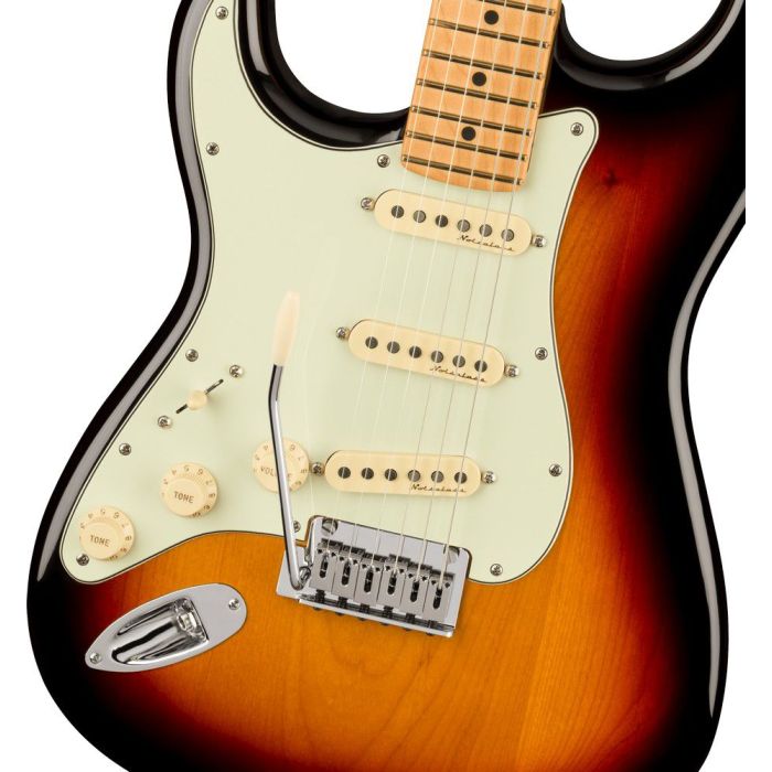 Fender Player Plus Stratocaster LH MN 3 Tone Sunburst, body closeup