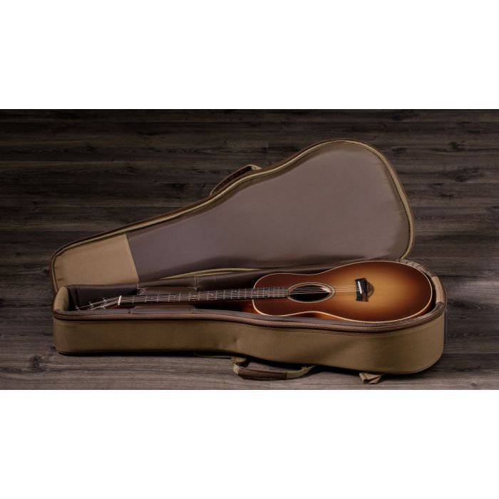 Taylor GS Mini-e Special Edition, Caramel Burst in its case