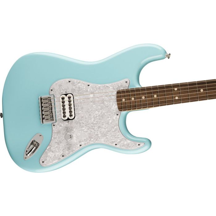 Fender Tom Delonge Stratocaster Rw Daphne Blue, angled view