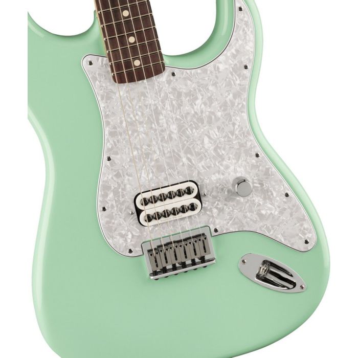 Fender Tom Delonge Stratocaster Rw Surf Green, body closeup