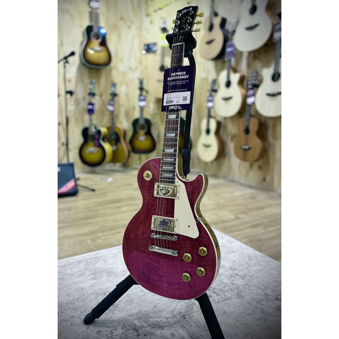 Gibson USA Custom Colour Les Paul Standard 50s Transparent Fuchsia, in store lifestyle shot